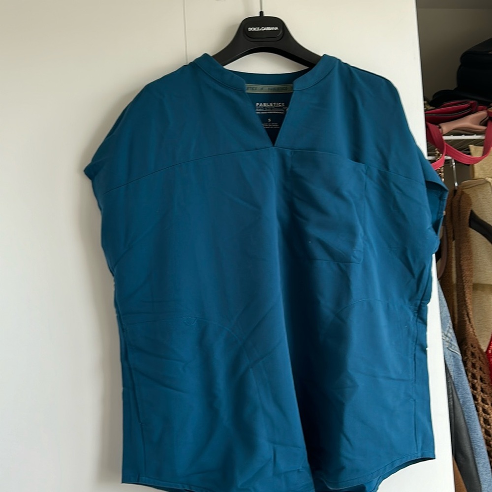 Fabletics shirt scrub size small